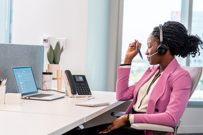 HPE HP Poly Edge E220 and PoE-enabled IP phone Black 4 lines IPS (82M87AA) - Cartouches Certifiees