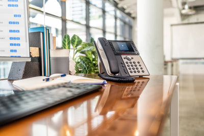 HPE HP Poly Edge E550 and PoE-enabled IP phone Black 12 lines IPS Wi-Fi (82M91AA) - Cartouches Certifiees