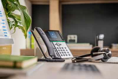 HPE HP Poly Edge E550 and PoE-enabled IP phone Black 12 lines IPS Wi-Fi (82M91AA) - Cartouches Certifiees